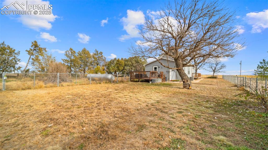 Image 24 of 50: Yard