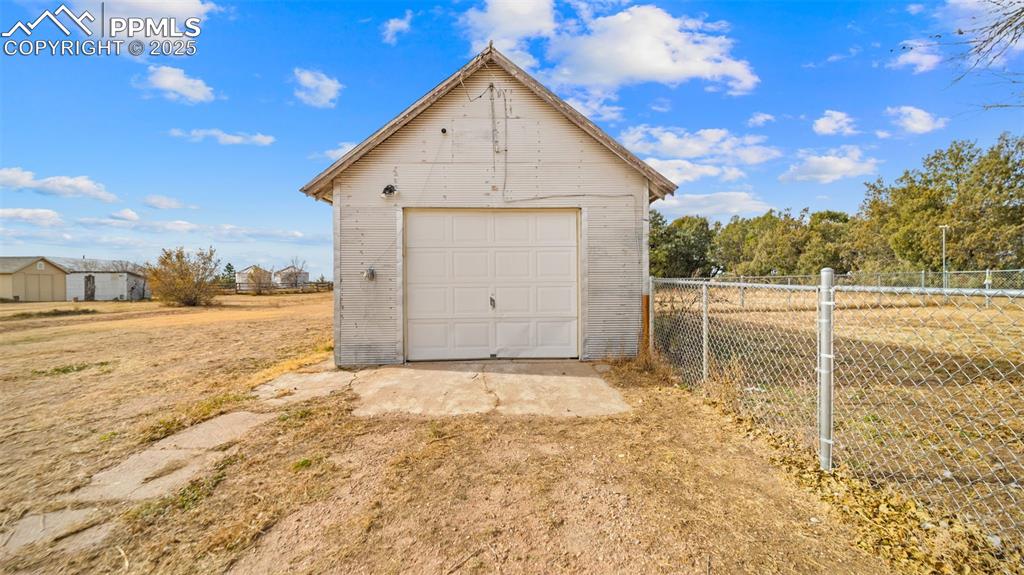 Image 25 of 50: Garage
