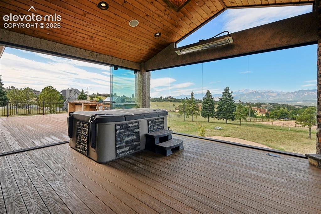 Image 6 of 50: Hot tub