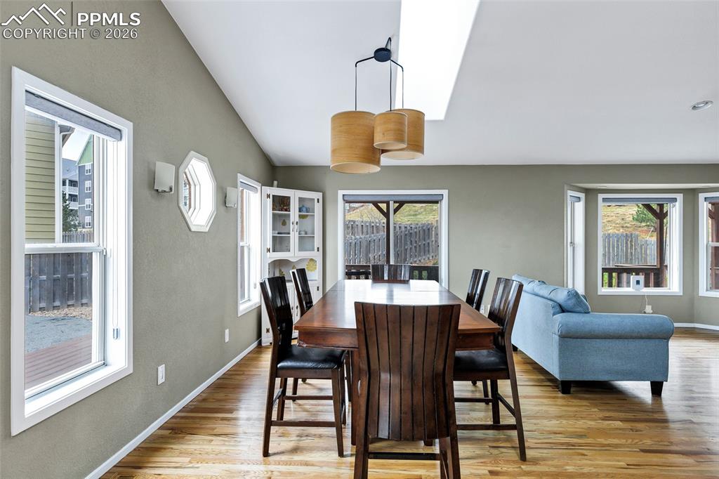 Image 21 of 44: Dining Area