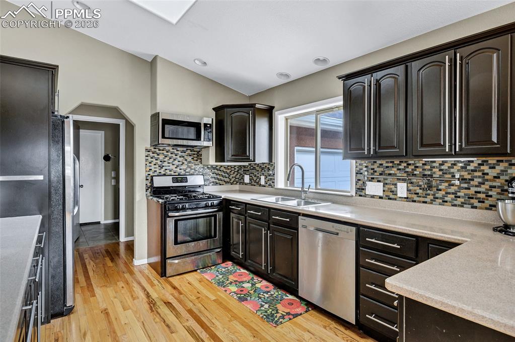 Image 26 of 44: Kitchen