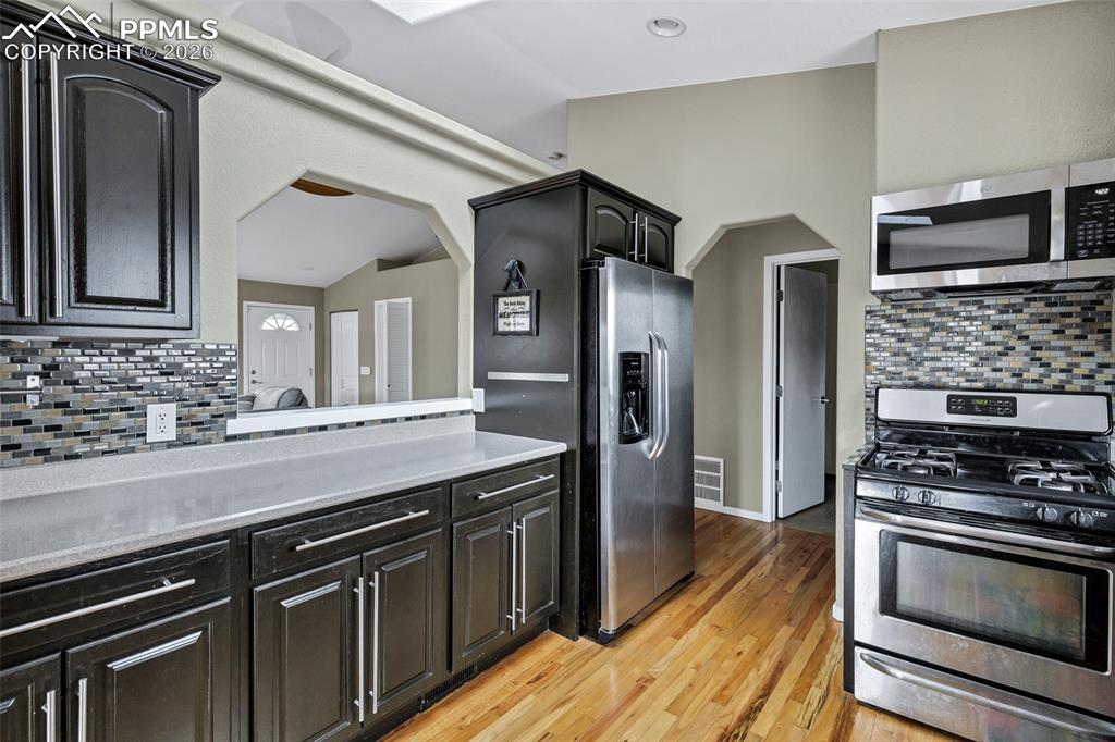 Image 27 of 44: Kitchen