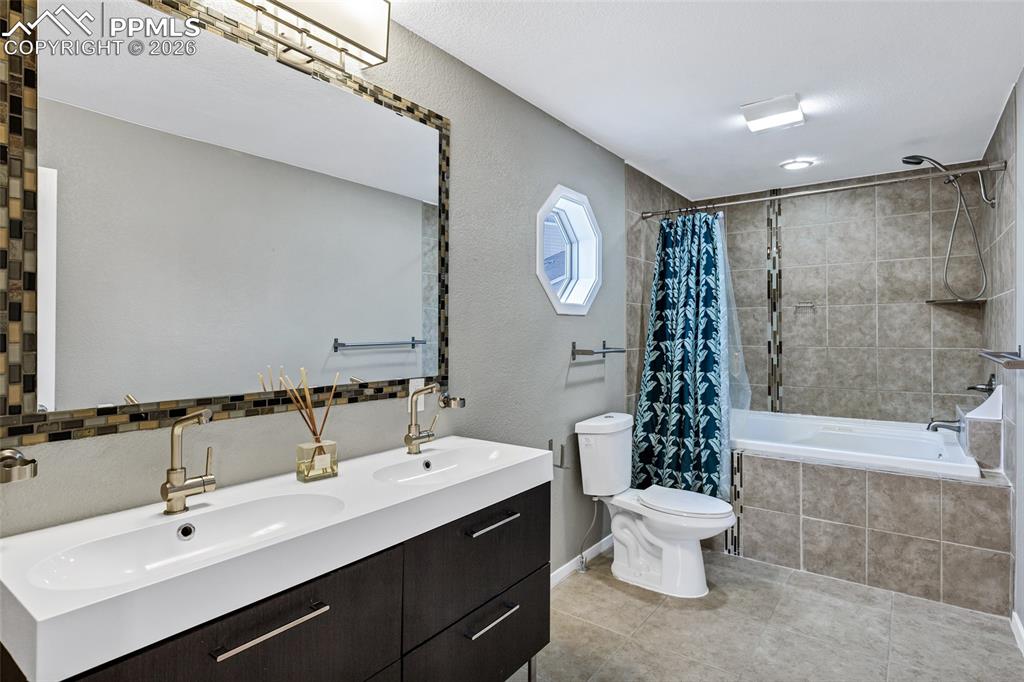 Image 31 of 44: Bathroom