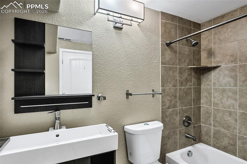 Image 41 of 44: Bathroom