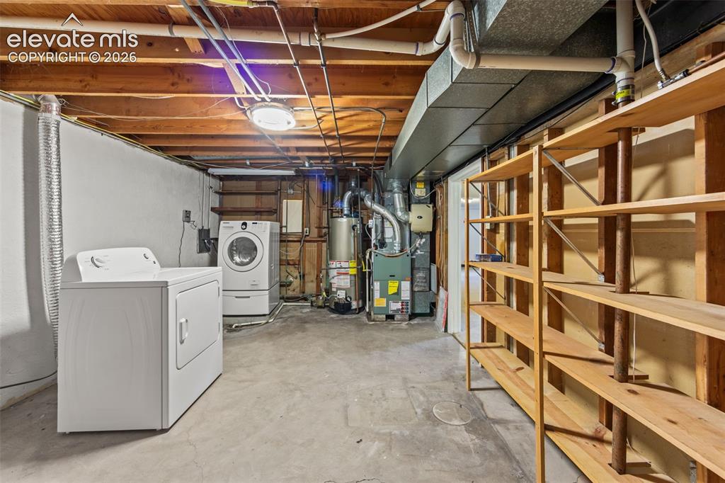 Image 16 of 28: Great storage