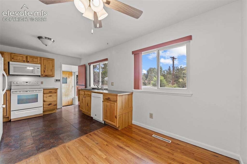 Image 4 of 28: Spacious with lots of cabinet and counter space