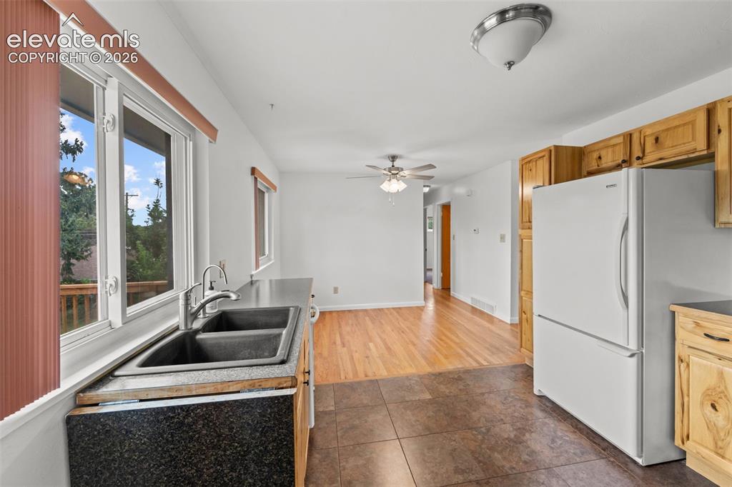 Image 7 of 28: Kitchen