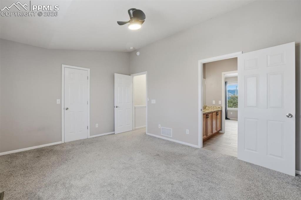 Image 17 of 26: Bedroom