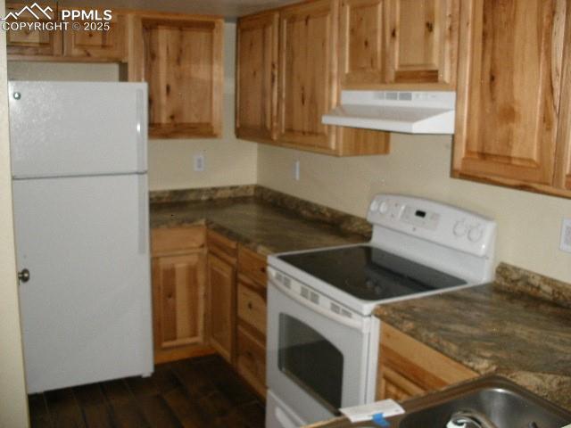 Image 26 of 46: Kitchen