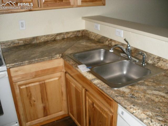 Image 27 of 46: Kitchen