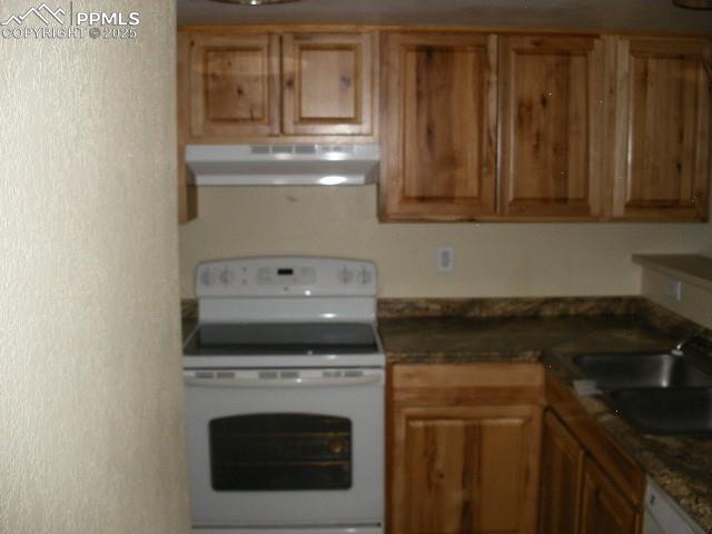 Image 29 of 46: Kitchen