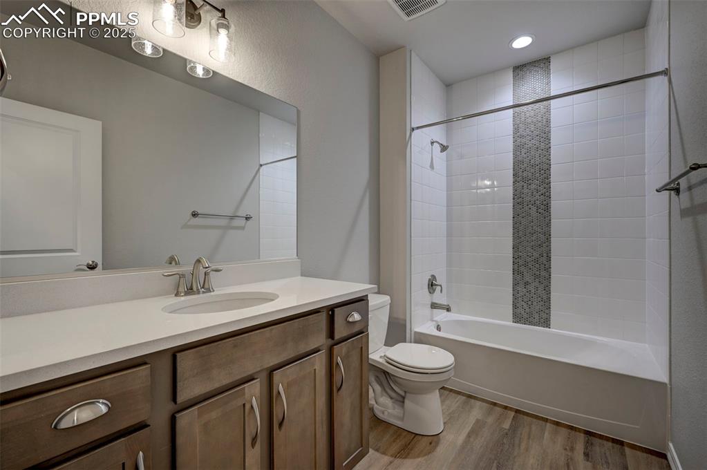 Image 21 of 23: Bathroom
