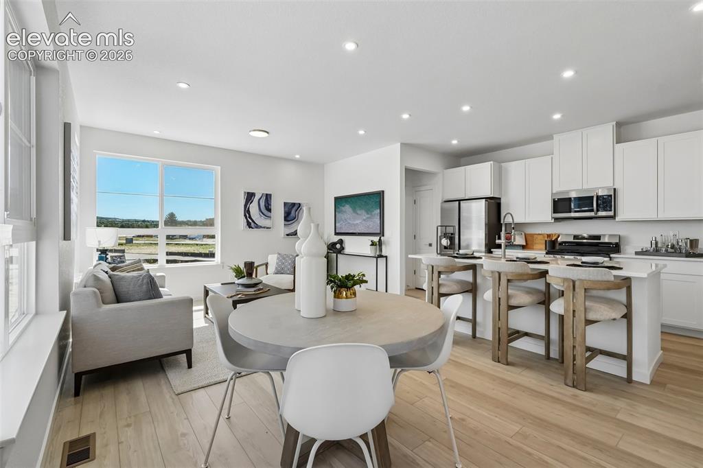 Image 8 of 33: Dining Area