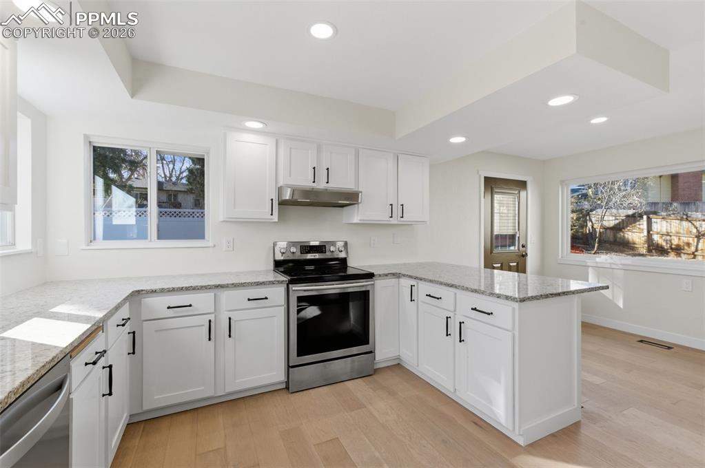 Image 15 of 43: Kitchen