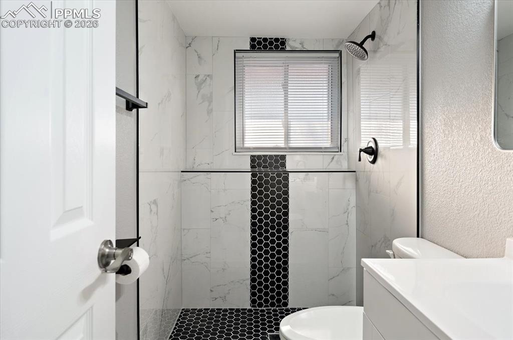 Image 23 of 42: Bathroom