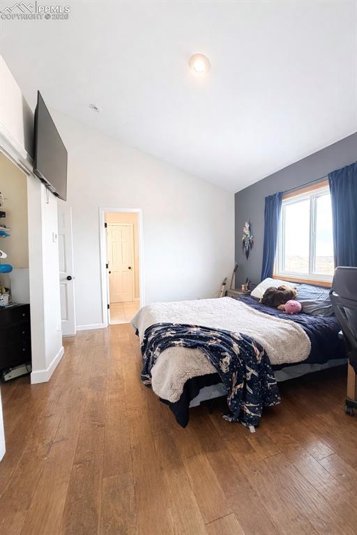 Image 16 of 50: Bedroom