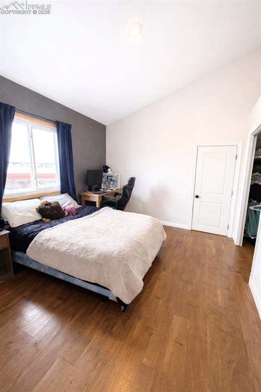 Image 17 of 50: Bedroom