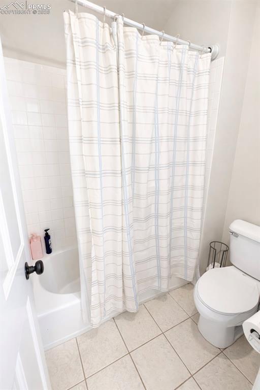 Image 19 of 50: Bathroom