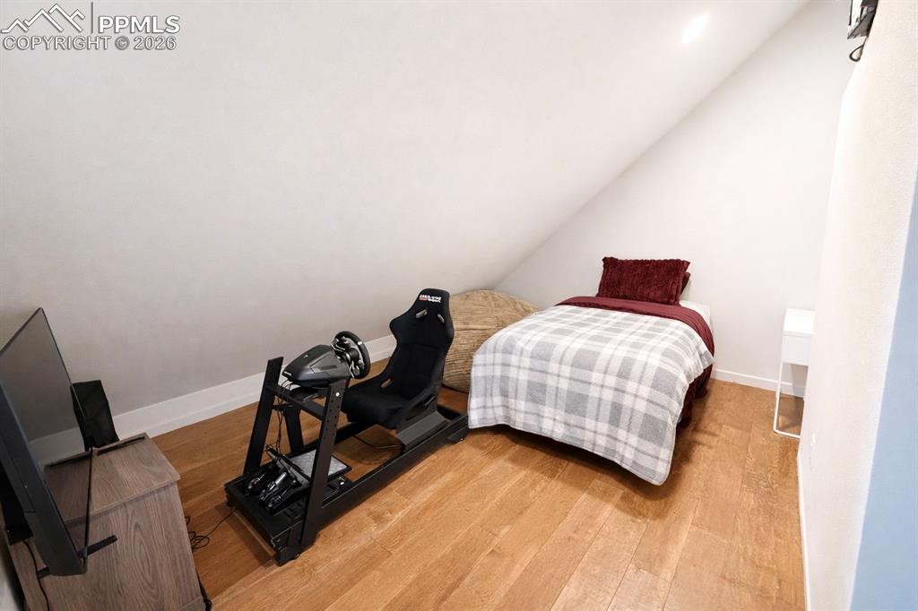 Image 21 of 50: Bedroom