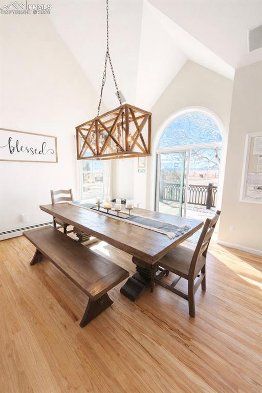 Image 8 of 50: Dining Area