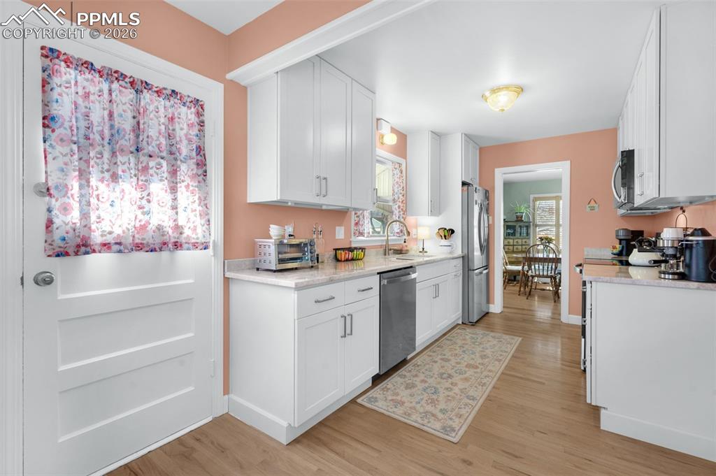 Image 10 of 28: Access to the garage and driveway