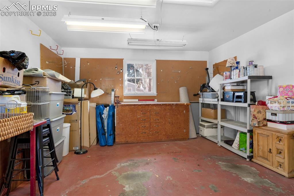 Image 20 of 28: Garage