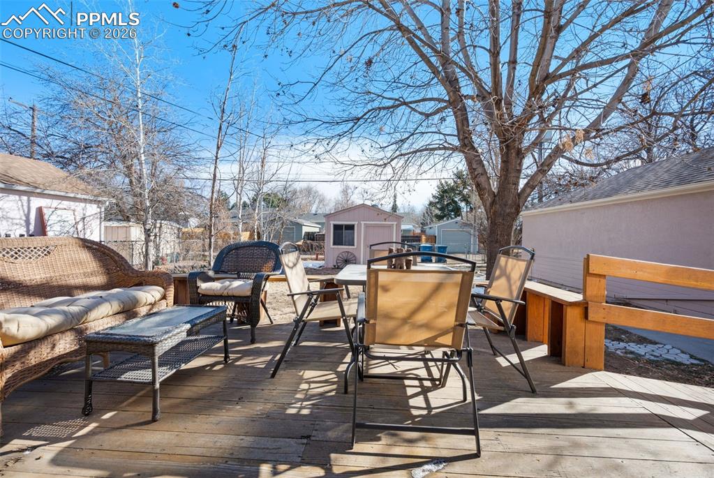 Image 25 of 28: Deck