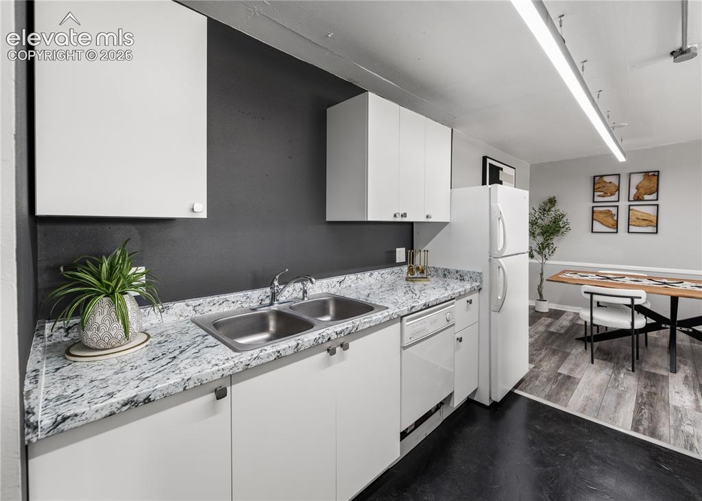 Image 10 of 27: Kitchen