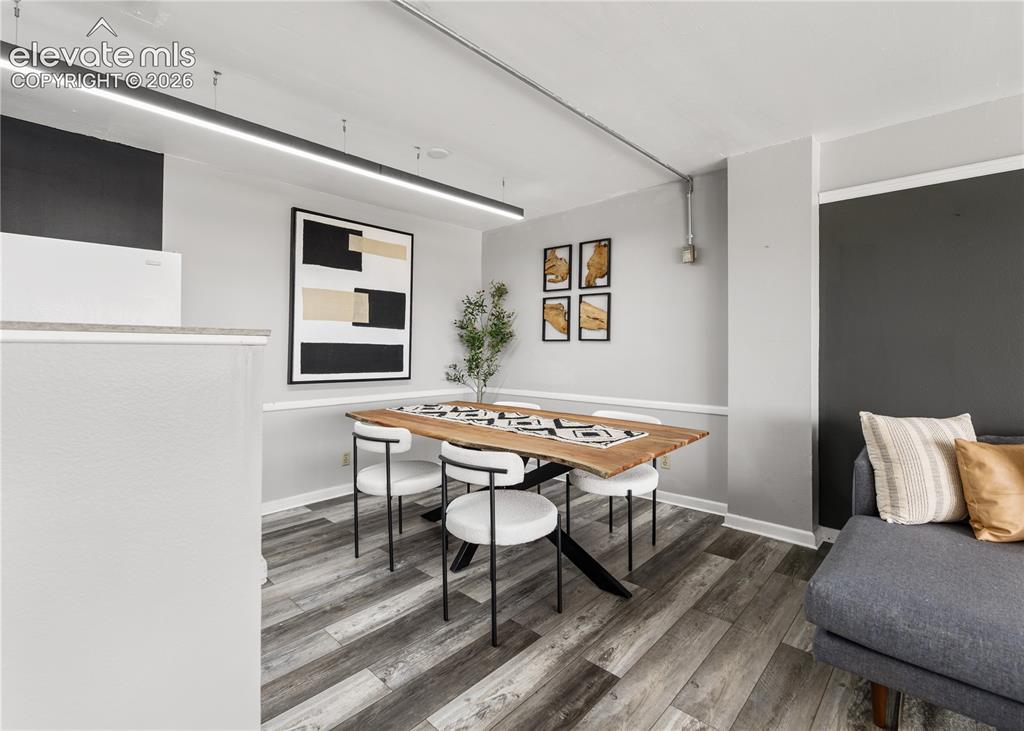 Image 18 of 27: Dining Area