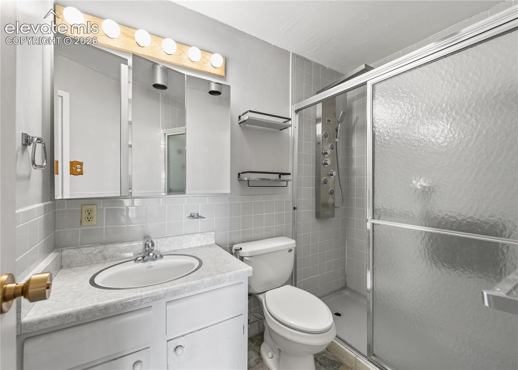 Image 24 of 27: Bathroom