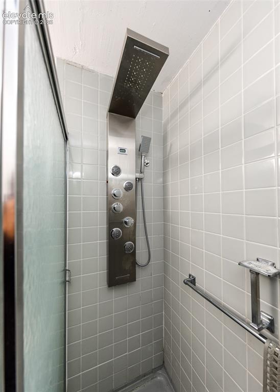 Image 25 of 27: Bathroom