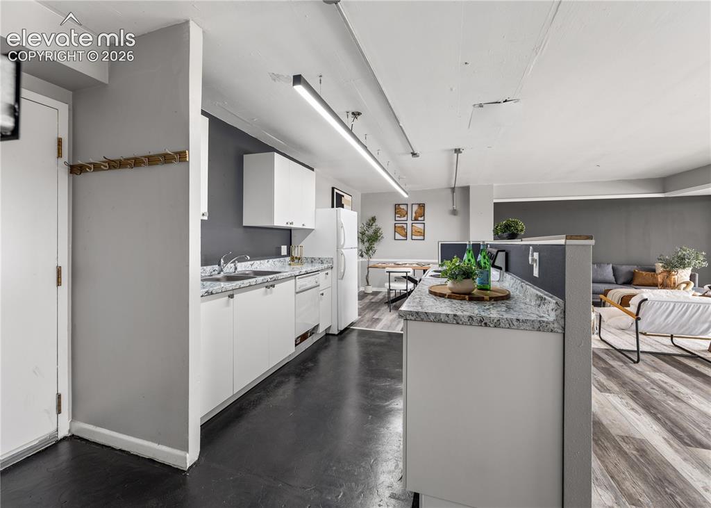 Image 6 of 27: Kitchen