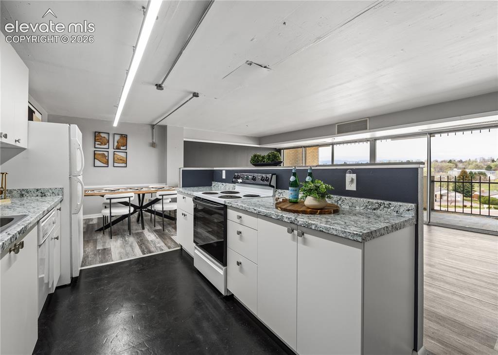 Image 7 of 27: Kitchen
