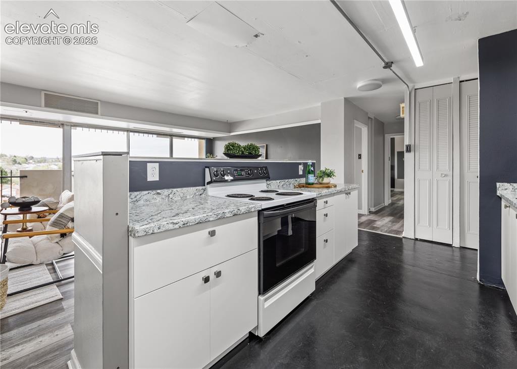Image 8 of 27: Kitchen