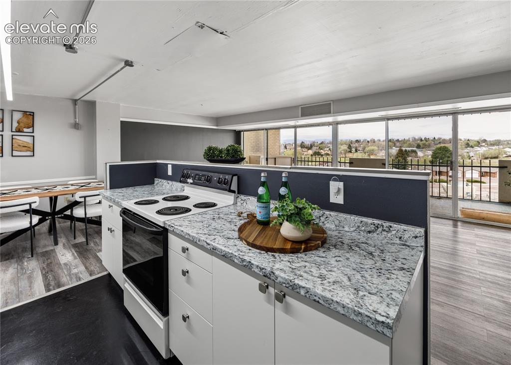 Image 9 of 27: Kitchen