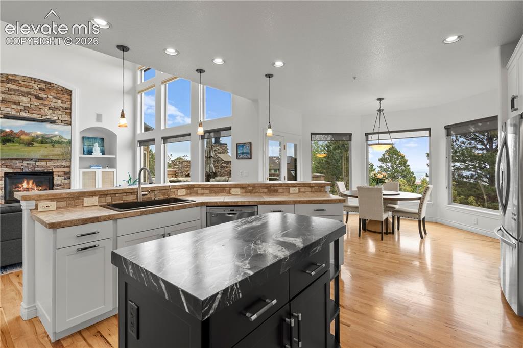 Image 10 of 47: Kitchen