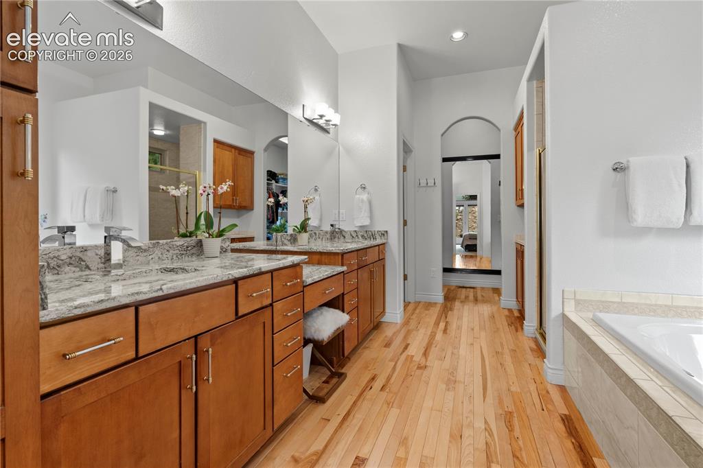 Image 18 of 47: Bathroom