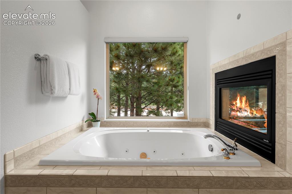 Image 19 of 47: Bathroom