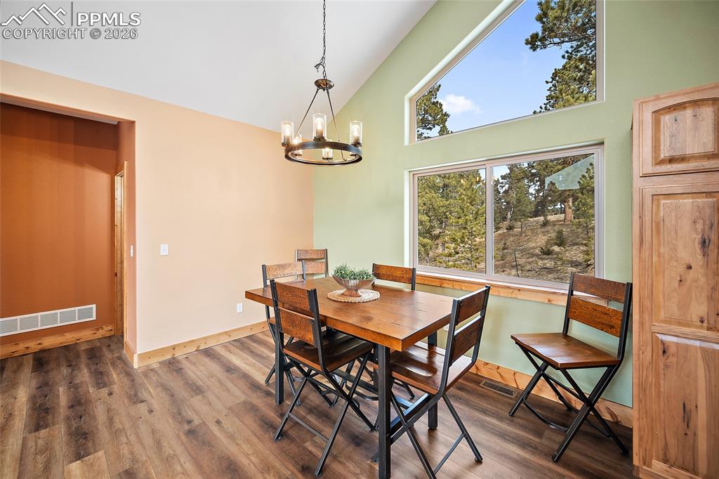 Image 13 of 47: Dining Area