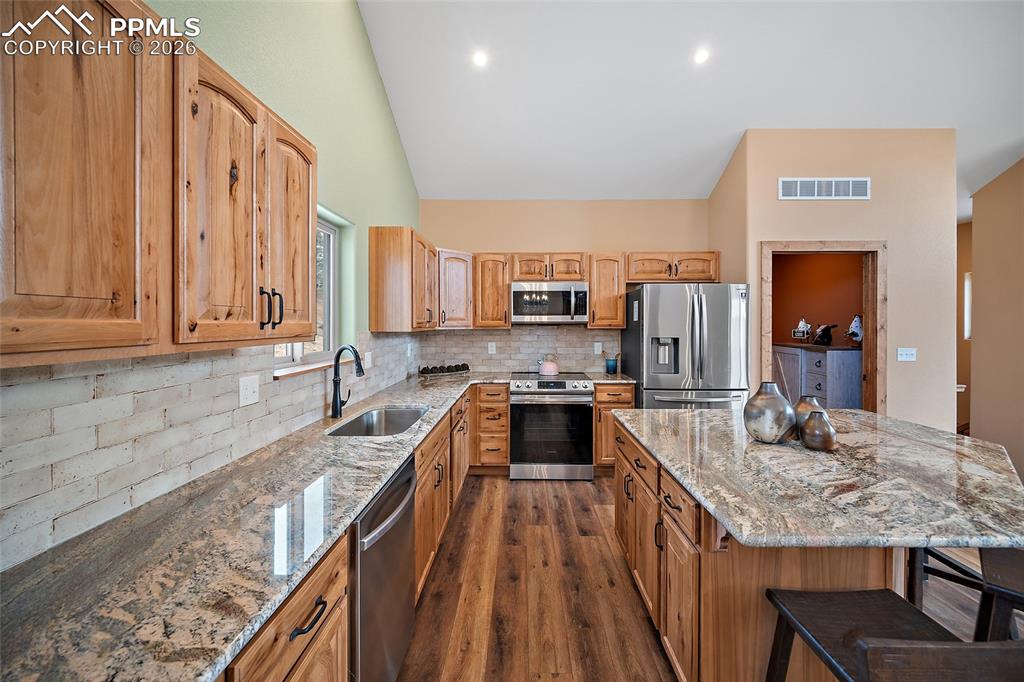 Image 15 of 47: Kitchen