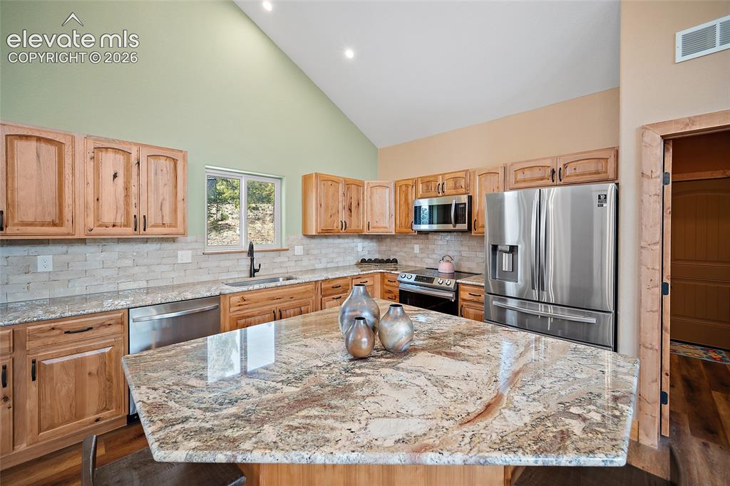 Image 15 of 45: Kitchen