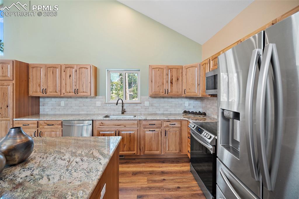 Image 17 of 47: Kitchen