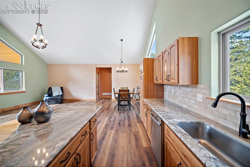 Image 19 of 47: Kitchen