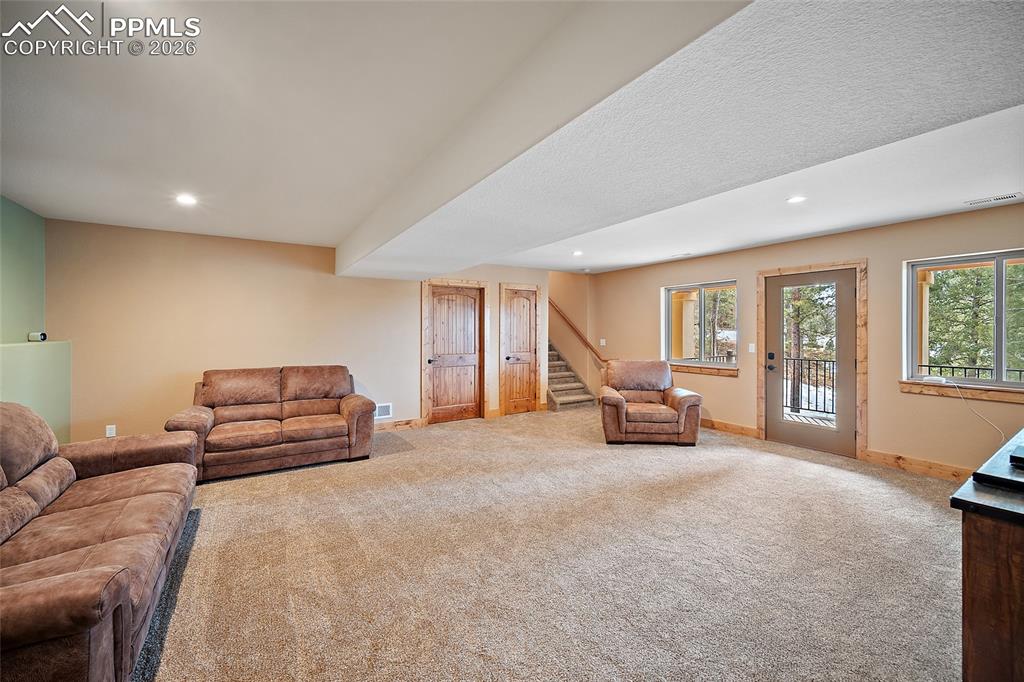 Image 33 of 47: Family Room