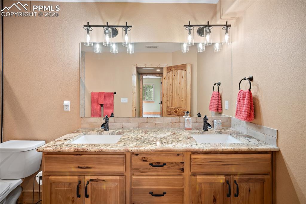 Image 35 of 47: Bathroom