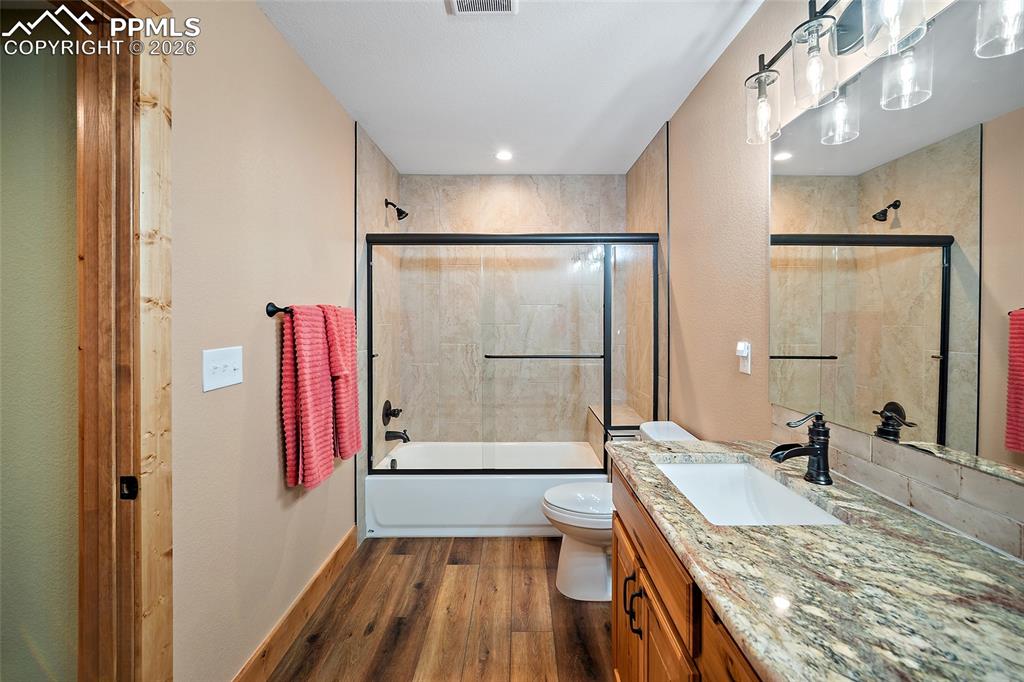 Image 37 of 47: Bathroom