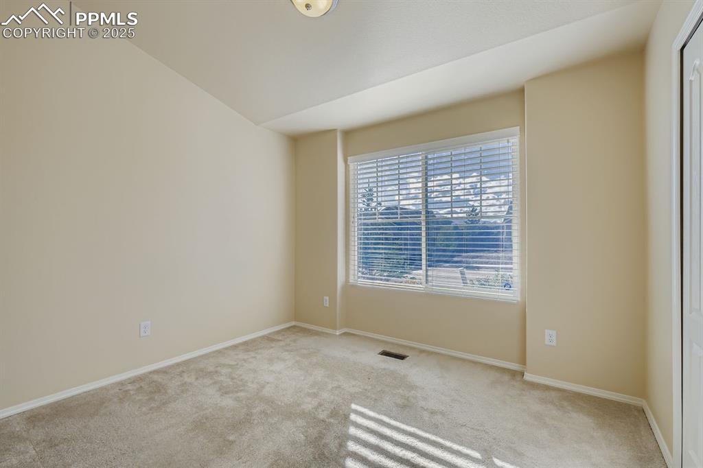 Image 15 of 31: Bedroom 