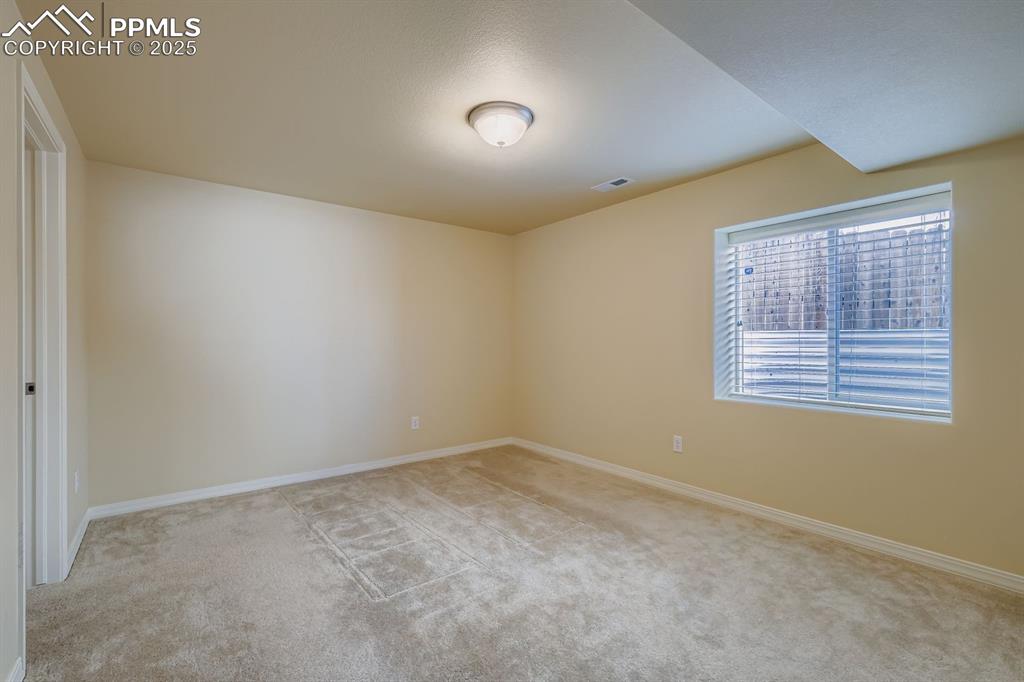 Image 21 of 31: bedroom 3 