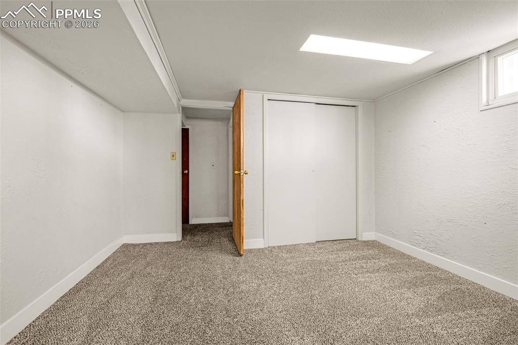 Image 16 of 25: Bedroom