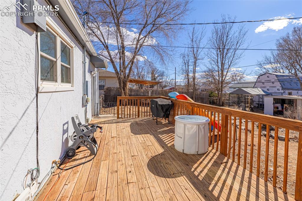 Image 20 of 25: Deck